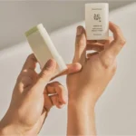 BEAUTY OF JOSEON - Mate Sun Stick Mugwort + Camelia SPF 50+ - Imagen 4